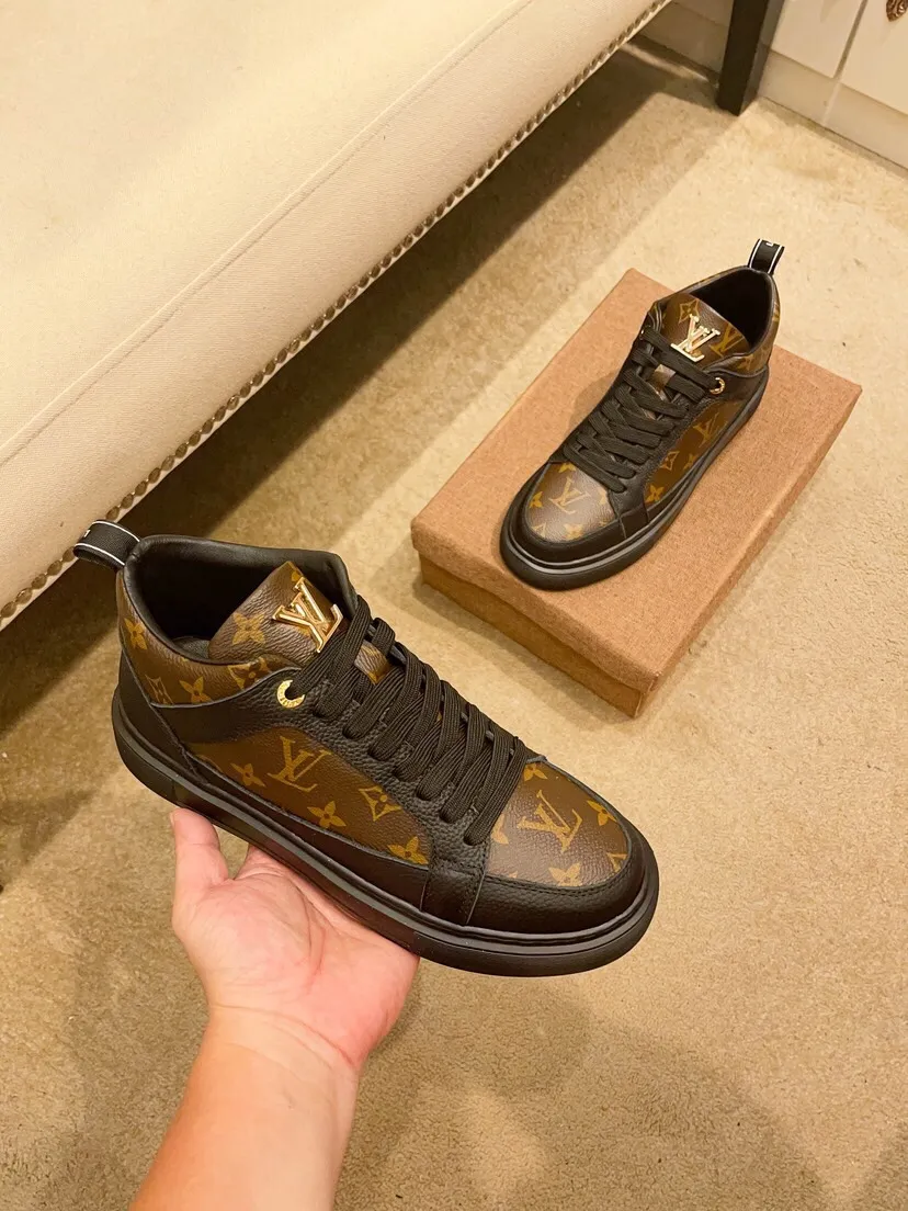 Factory price 460 [LV] Louis Vuitton's latest high-top casual Korean-style men's shoes, brand new autumn and winter design, perfect workmanship, cabinet quality, upper: cowhide material, leather lining; soft and comfortable, rubber outsole super light, wear-resistant, simple, versatile fashion men's shoes, color optional, size 38--44